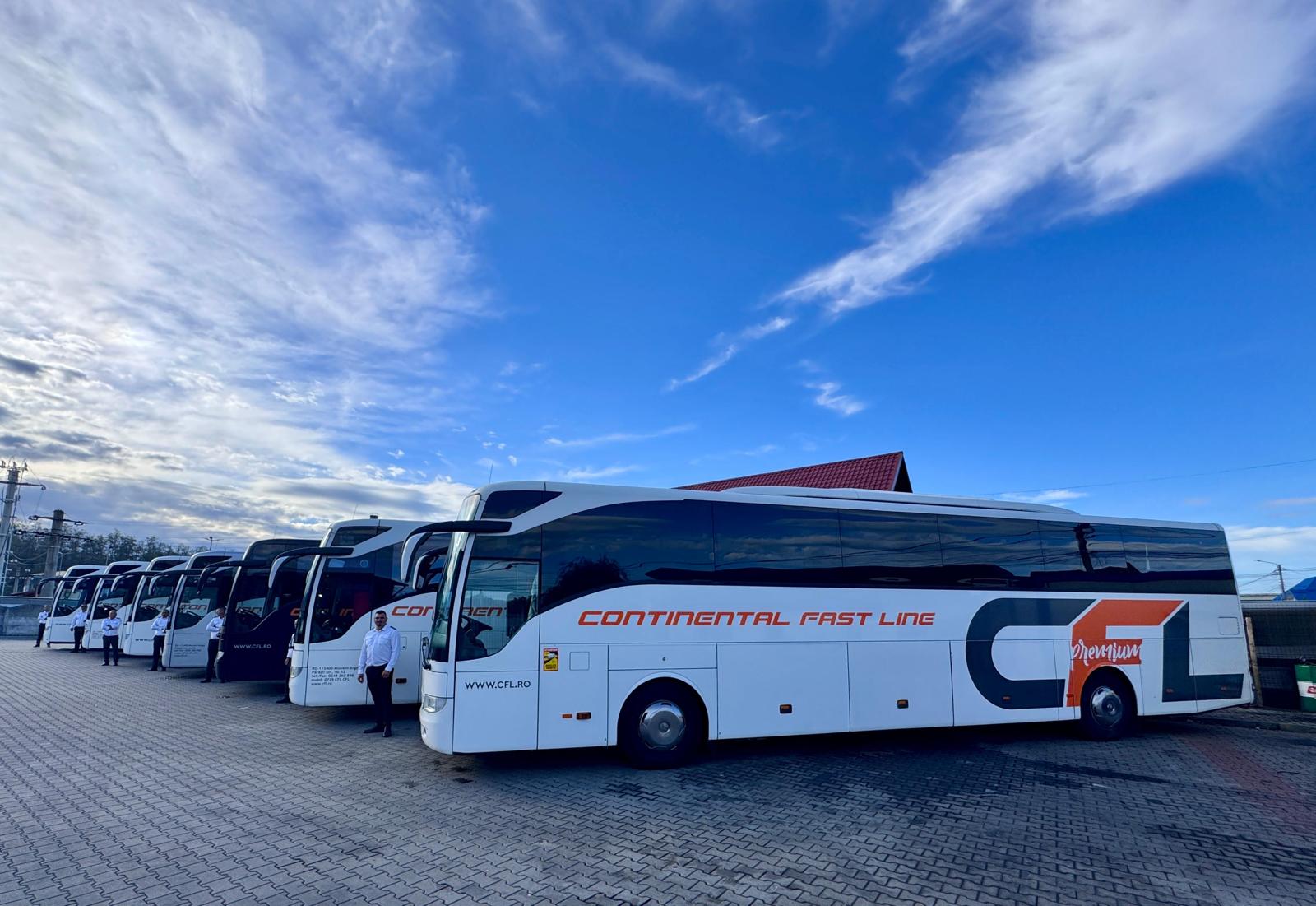 Autocare aliniate pe platformă