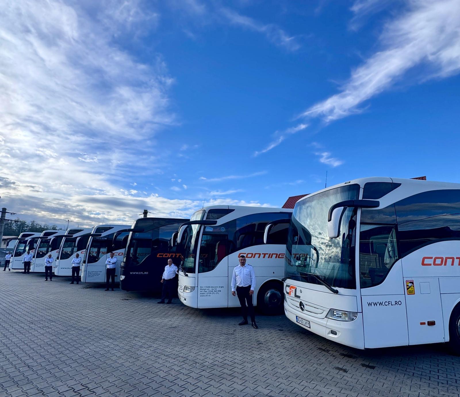 Șoferi și autocare în aliniament